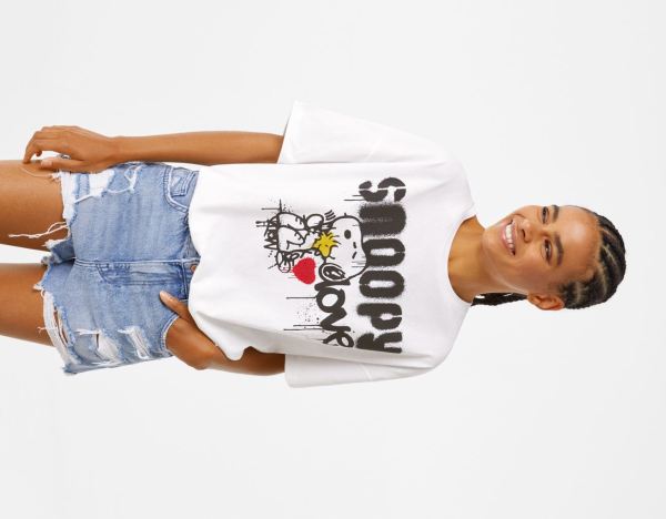 Bershka Kurzes Sleeve Featuring ‘snoopy Love’ Print T-shirts Damen Weiß | zDmUY04ph3C